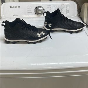 Mens/youth size 7 Under Armour football cleats